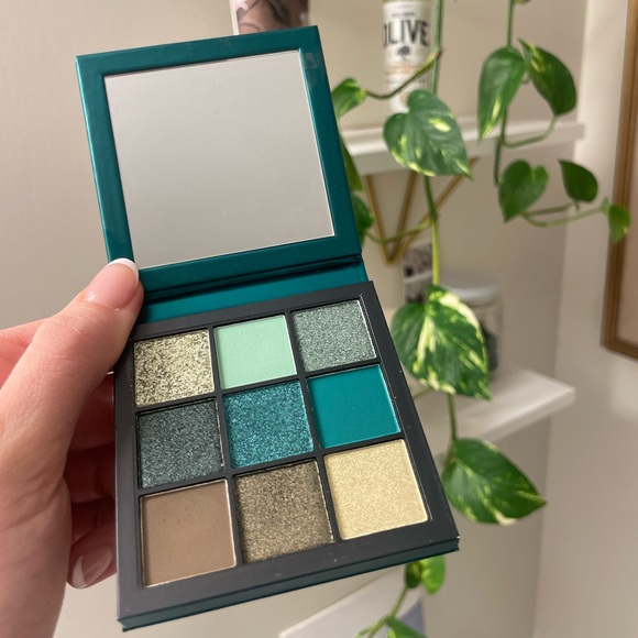 NEW- Huda Beauty Emerald Obsessions Palette - Picture 2 of 4